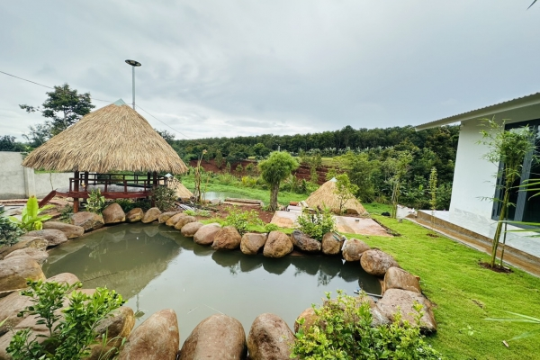 Một khu vườn view hồ tự nhiên thơ mộn